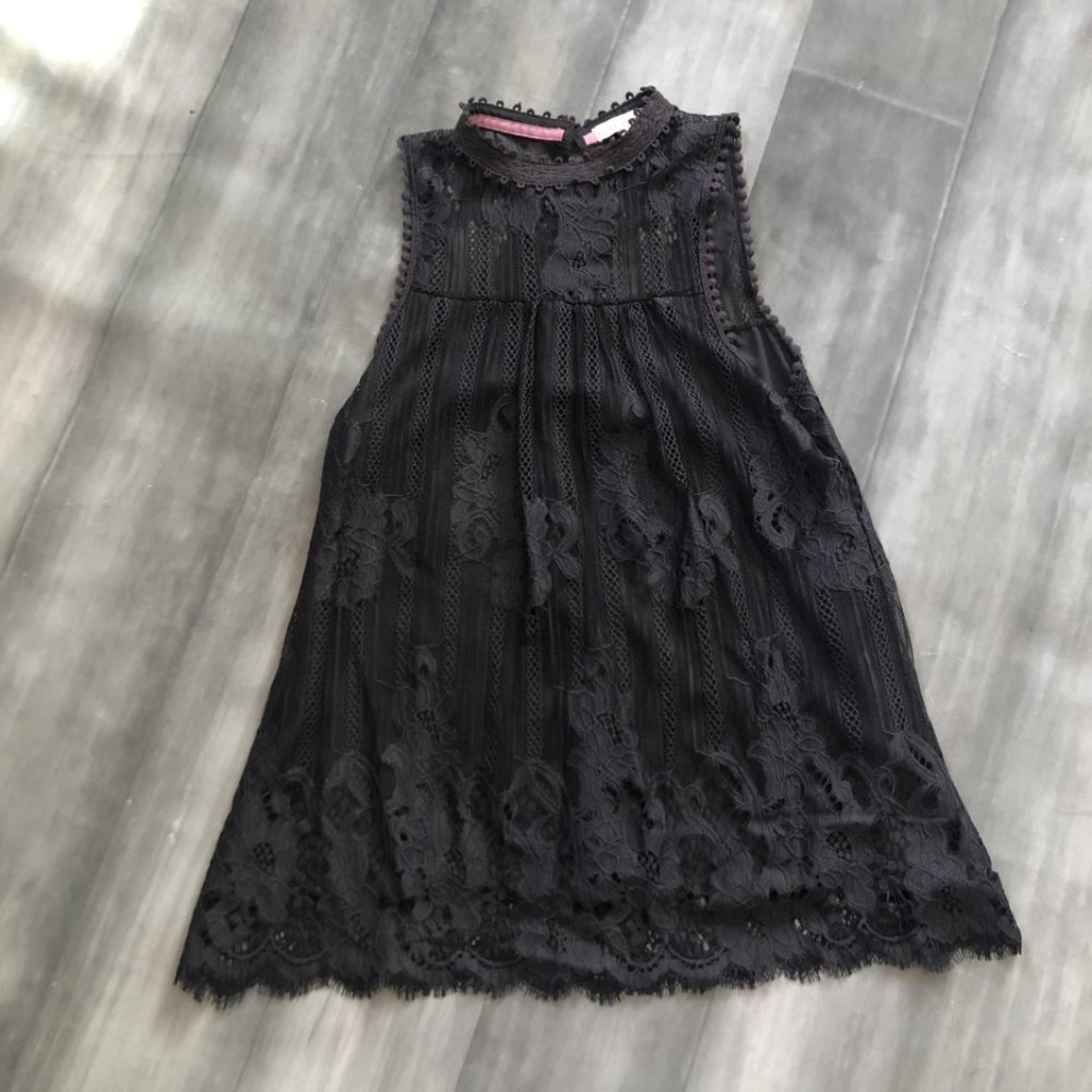 coco + Jameson  Lace sleeveless tank